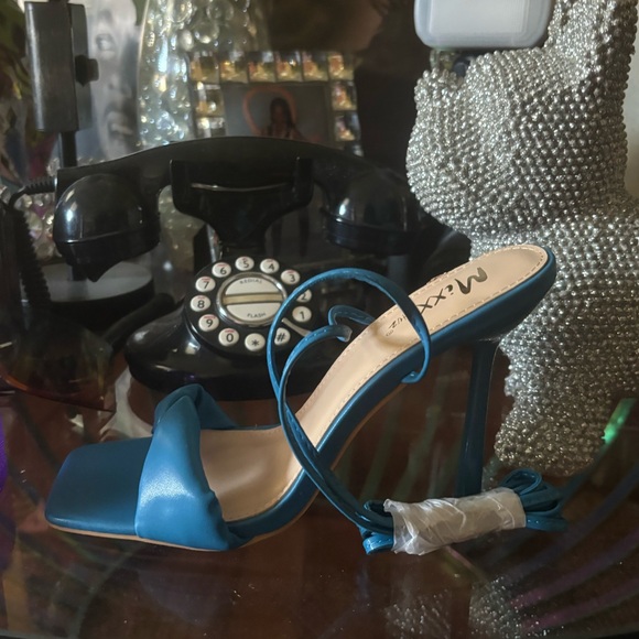 ICON! Blue - Picture 2 of 5